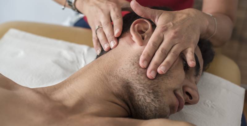masajul vertebrelor cervicale pentru a îmbunătăți vederea nuanță galbenă la vedere