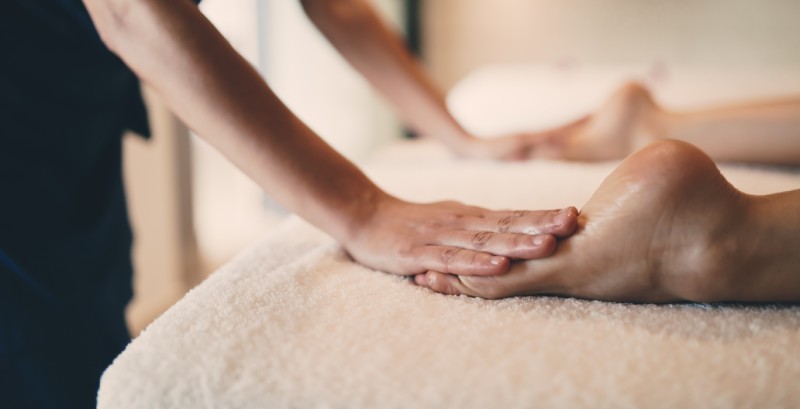 beneficiile masajului la talpi